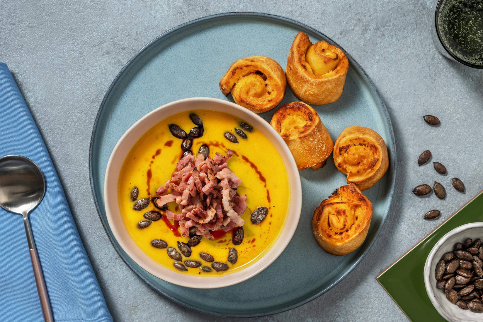 Süßkartoffelsuppe mit Pesto-Schnecken und extra Bacon