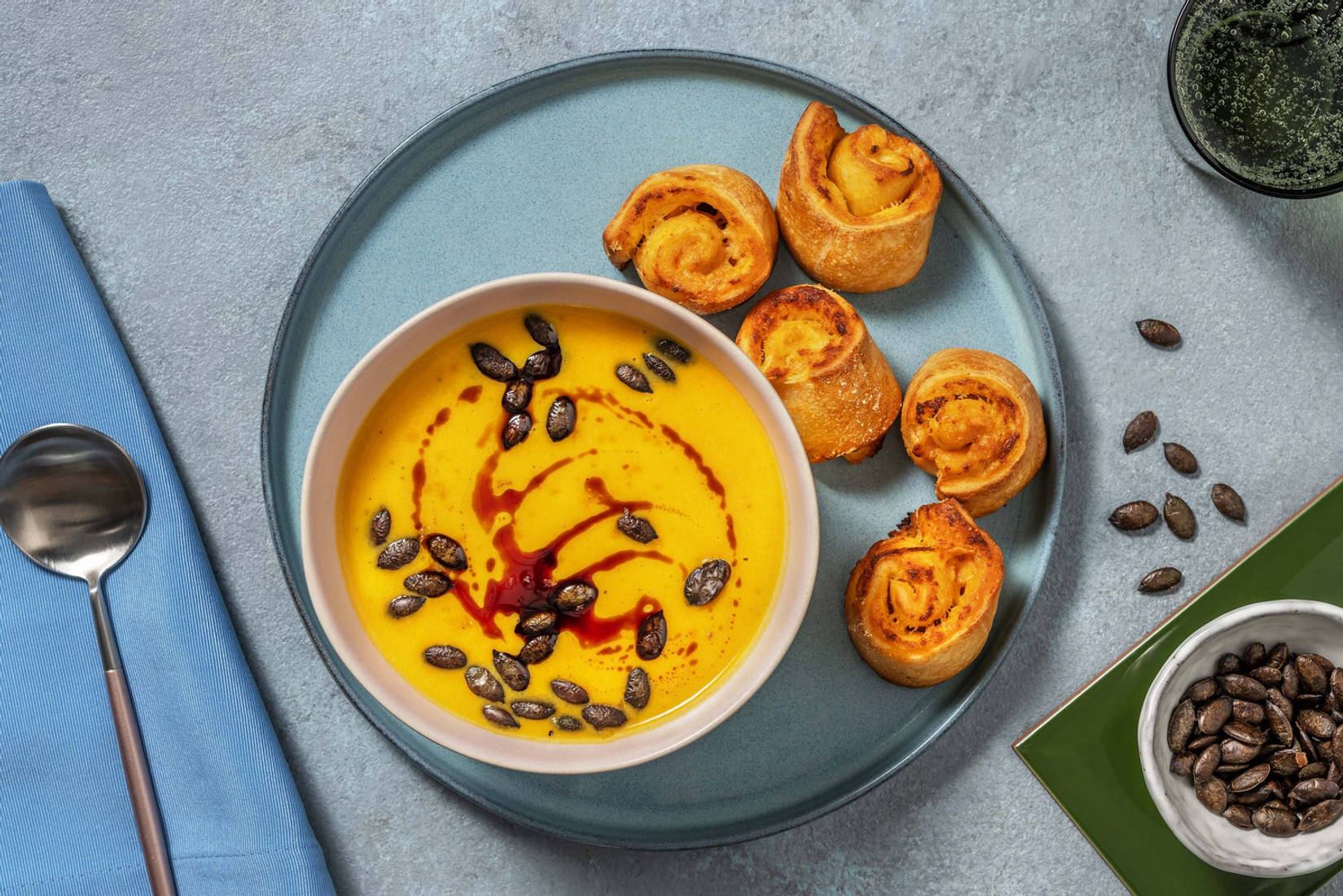 Süßkartoffelsuppe mit Pesto-Schnecken
