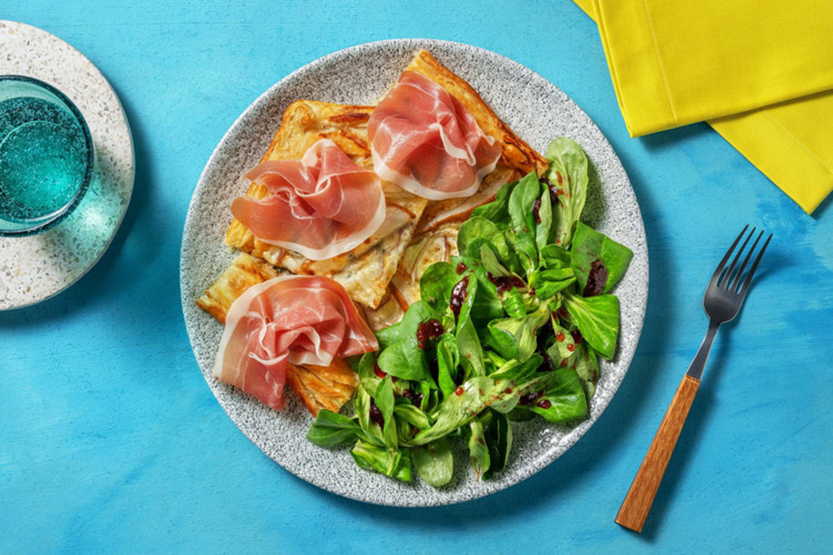 Tarte mit Blauschimmelkäse und extra Prosciutto