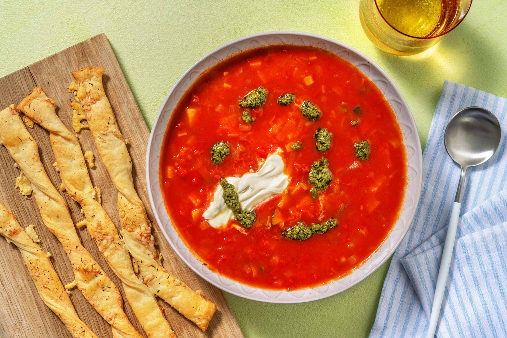 Soupe de tomate aux légumes et gressins au fromage maison