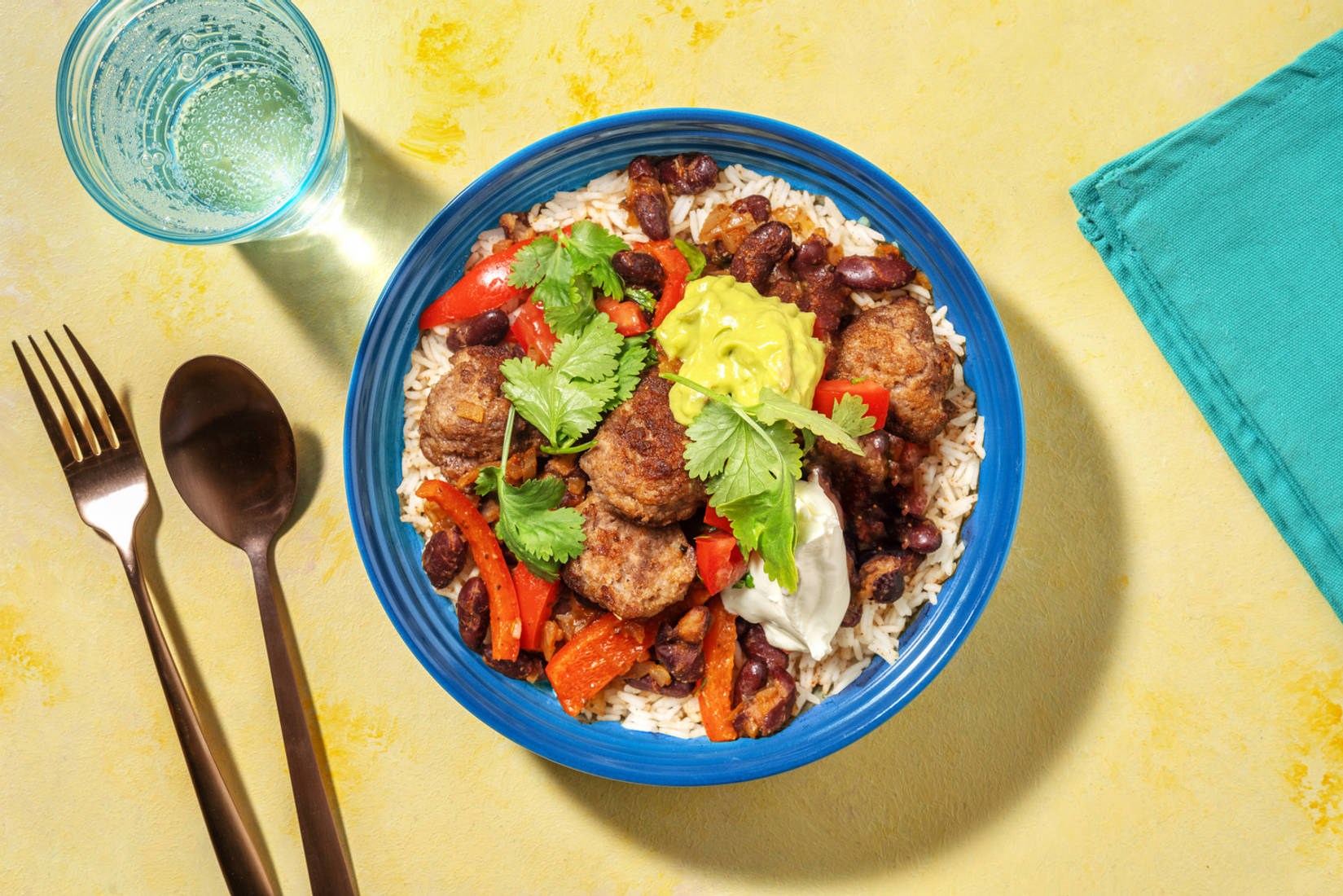 Bowl burrito aux boulettes de viande, avocat écrasé & salsa