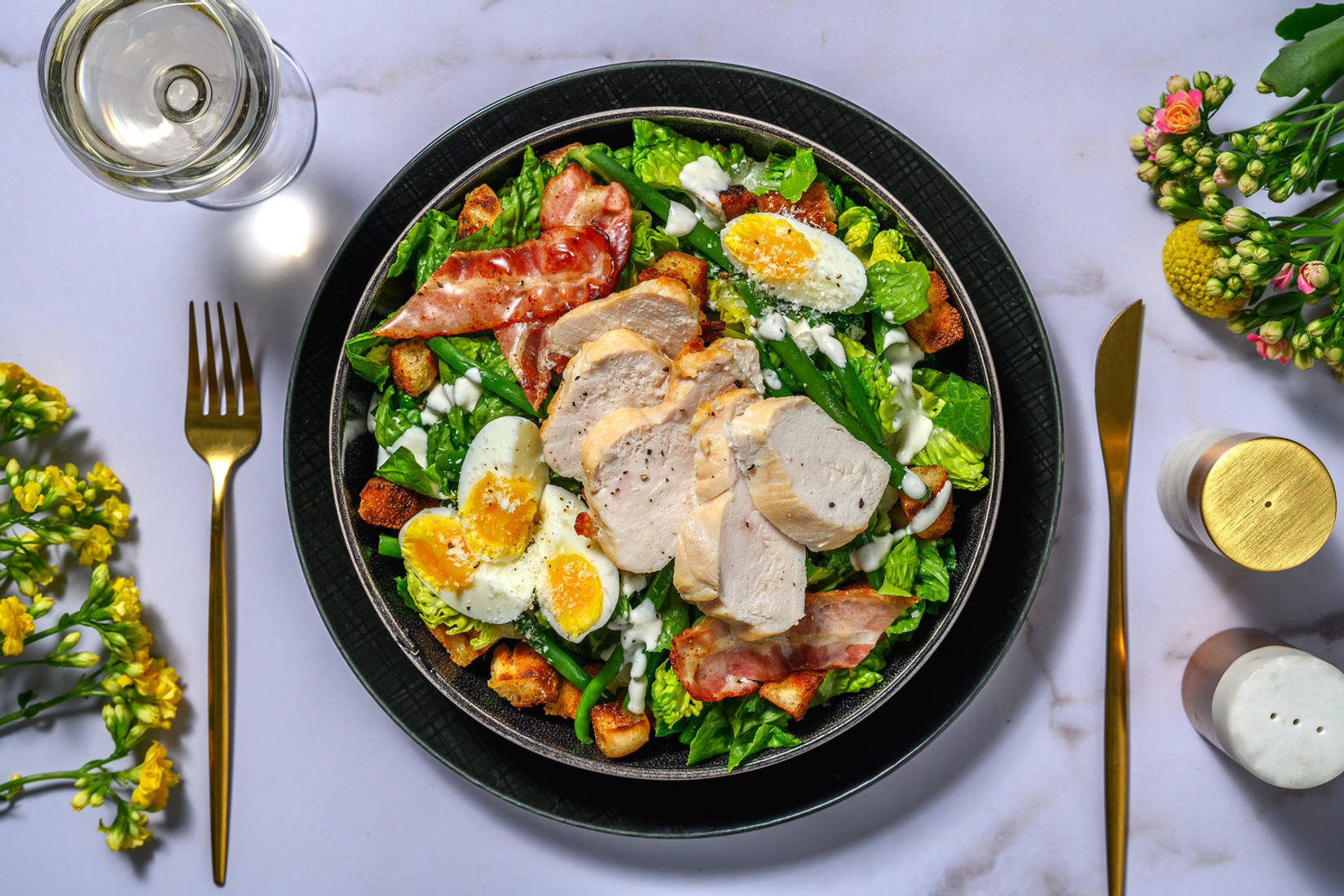 Luxe caesarsalade met kip en spek