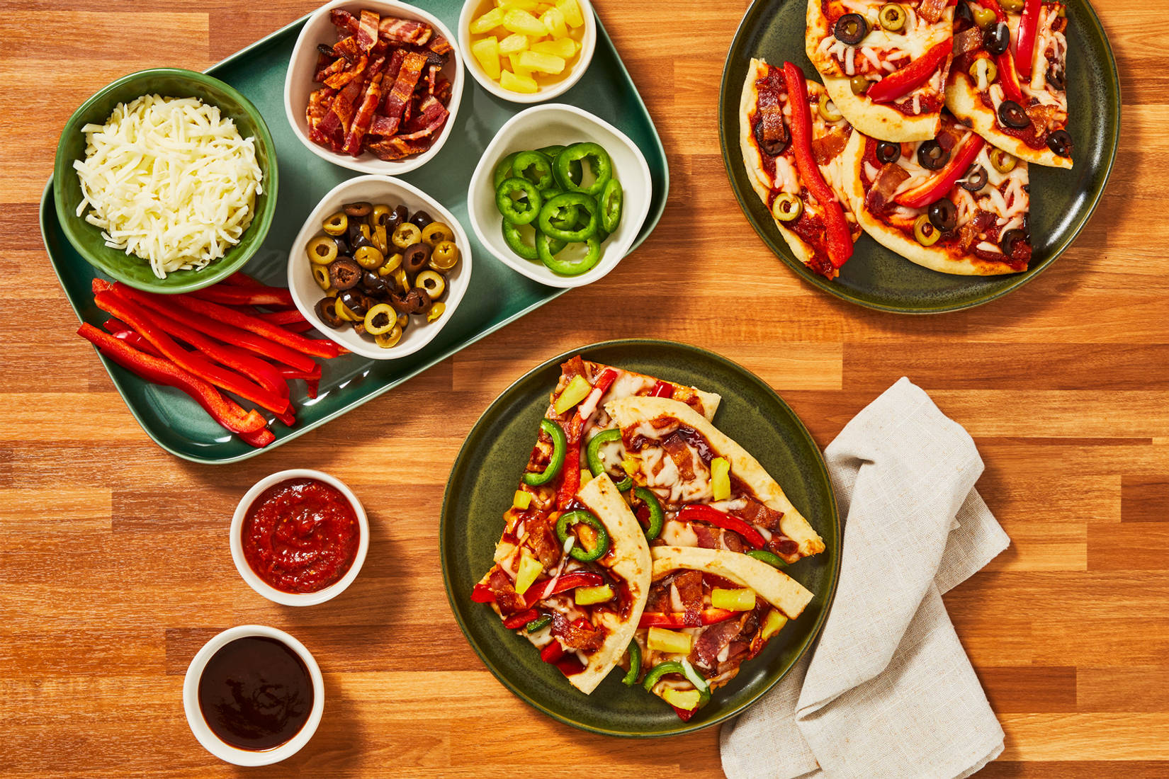 Pizzas sur pains plats au fromage et au bacon