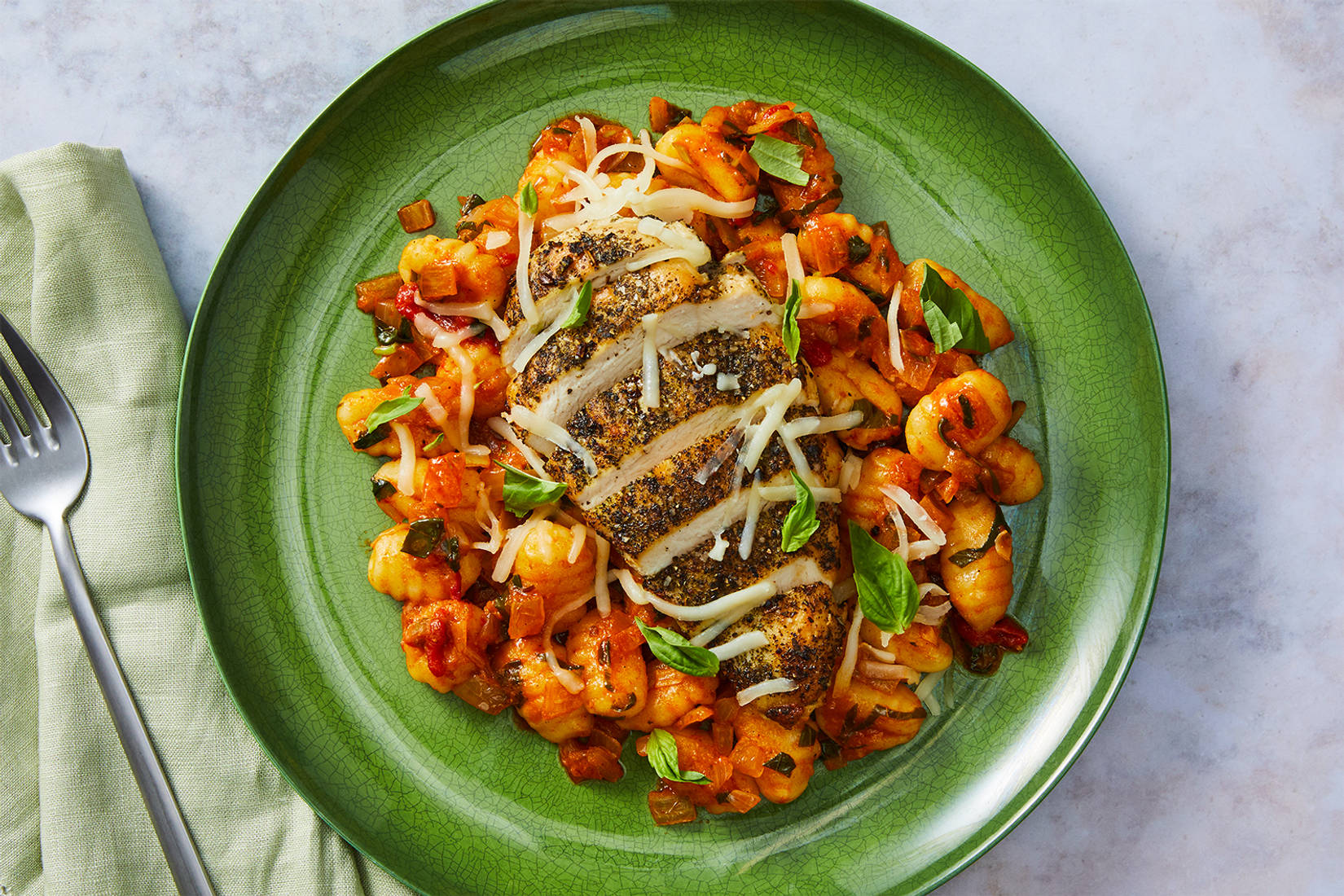 Gnocchis et poulet au pesto de poivrons rôtis à la toscane