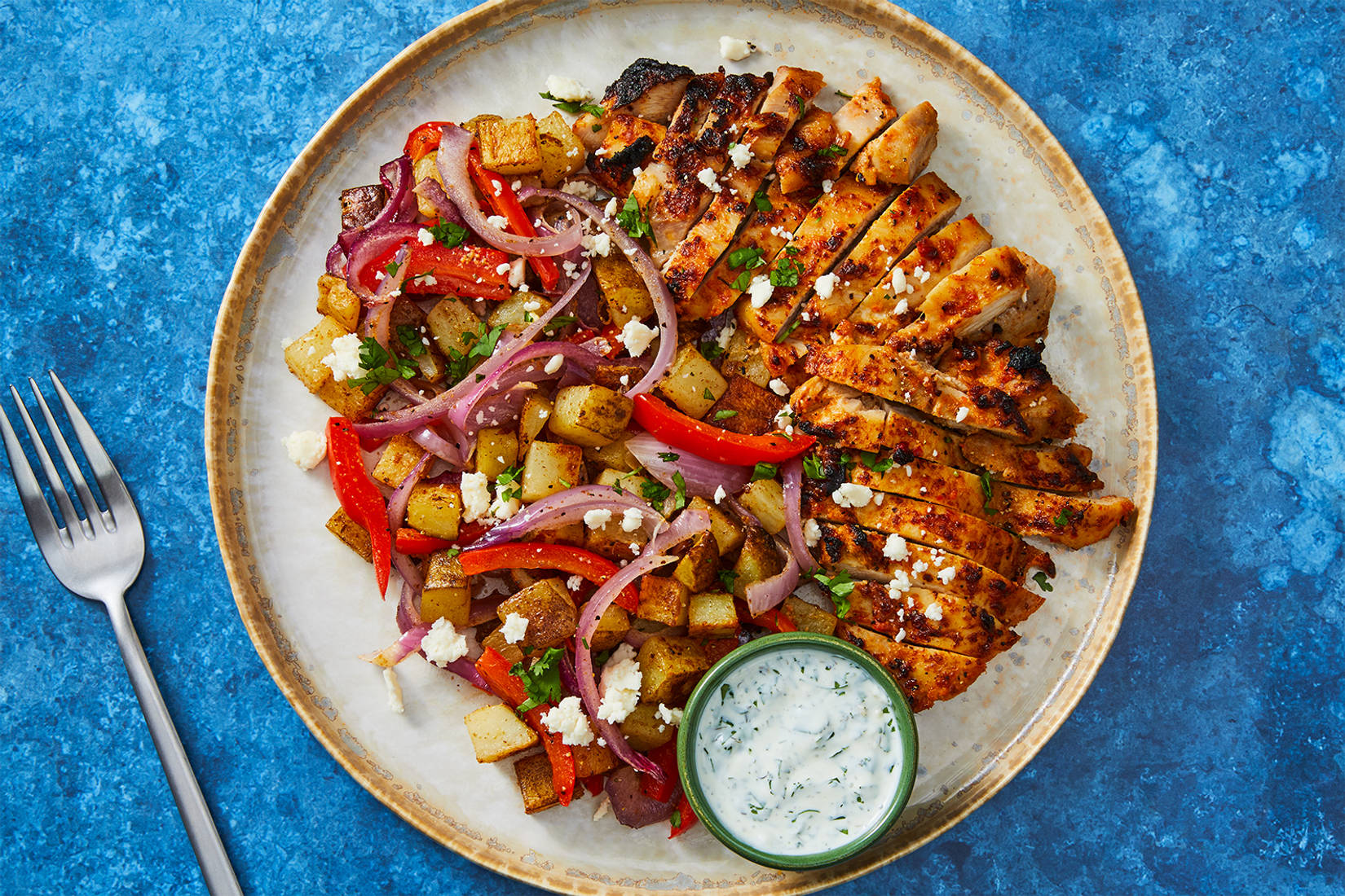 Poulet piri-piri à la portugaise cuit au four avec légumes et pommes de terre