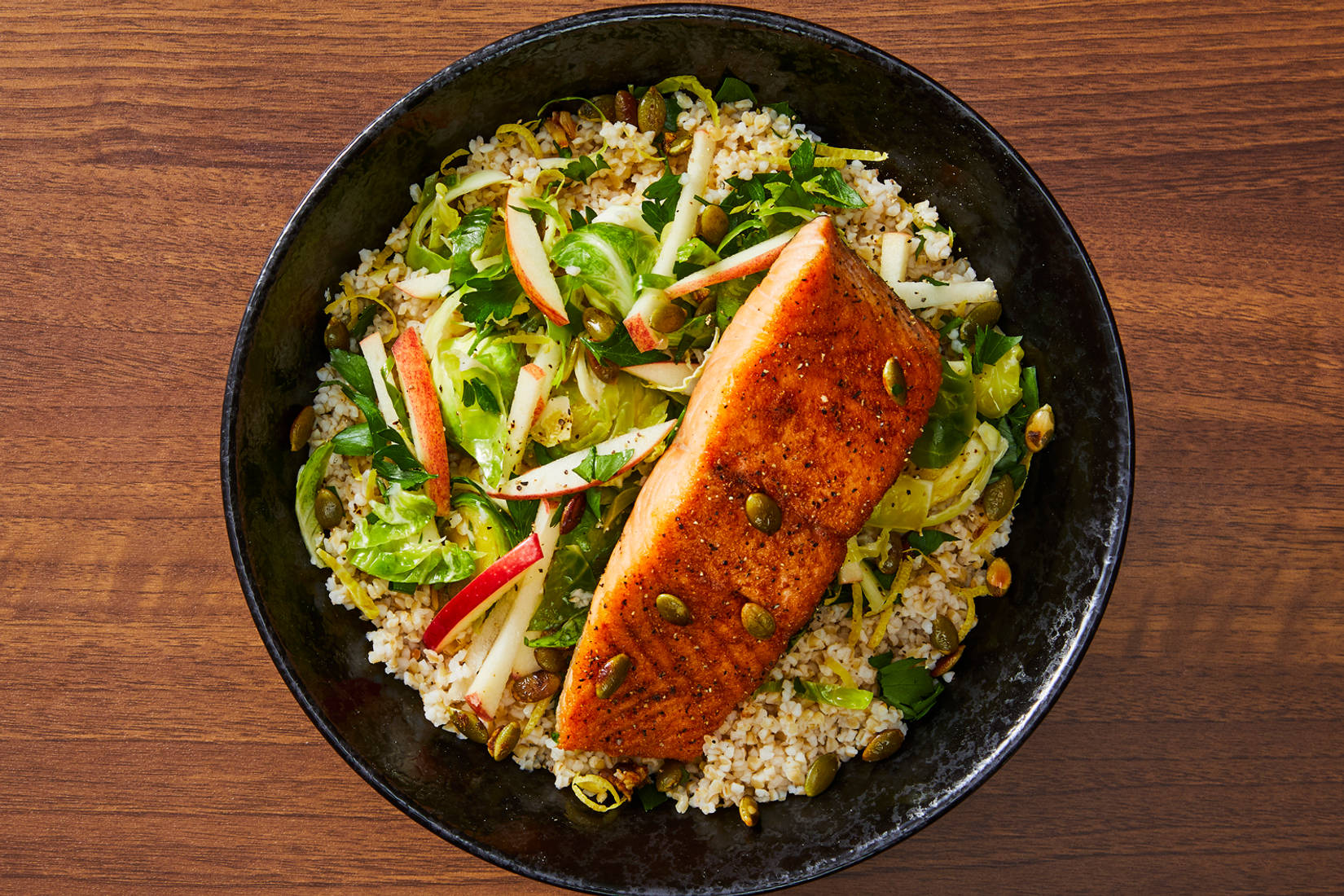 Choix du nutritionniste : Saumon épicé au paprika et salade de pommes et de choux de Bruxelles