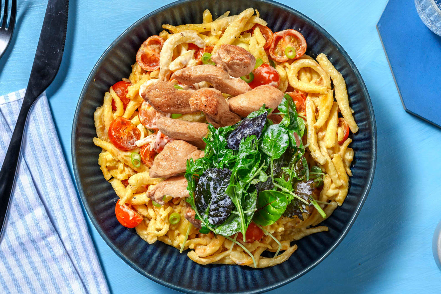 Spätzle-Pfanne mit Mozzarella und extra Hähnchen