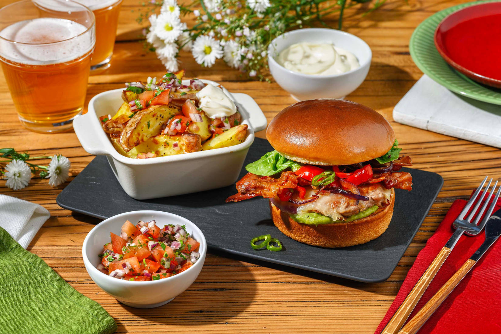 Mexicaanse kipburger met ontbijtspek, cheddar en avocadodip