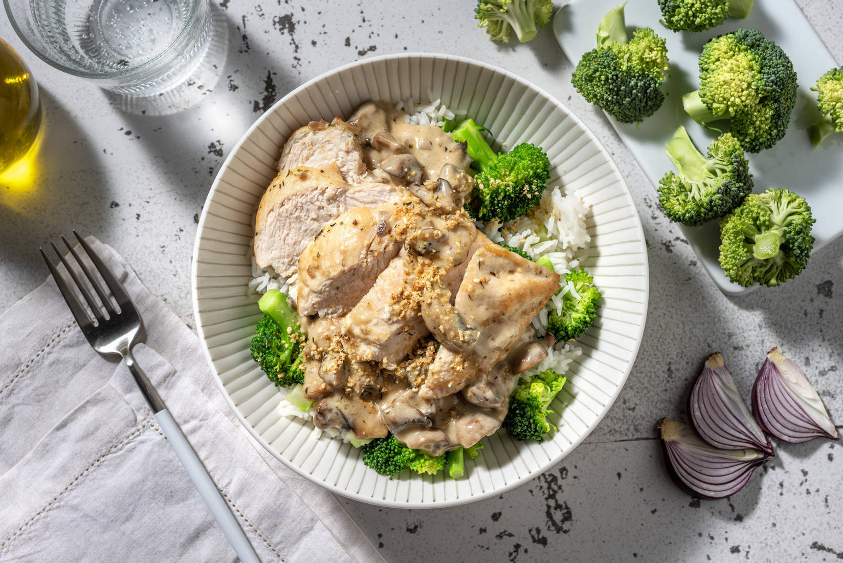 Filet de poulet assaisonné en sauce crémeuse aux champignons