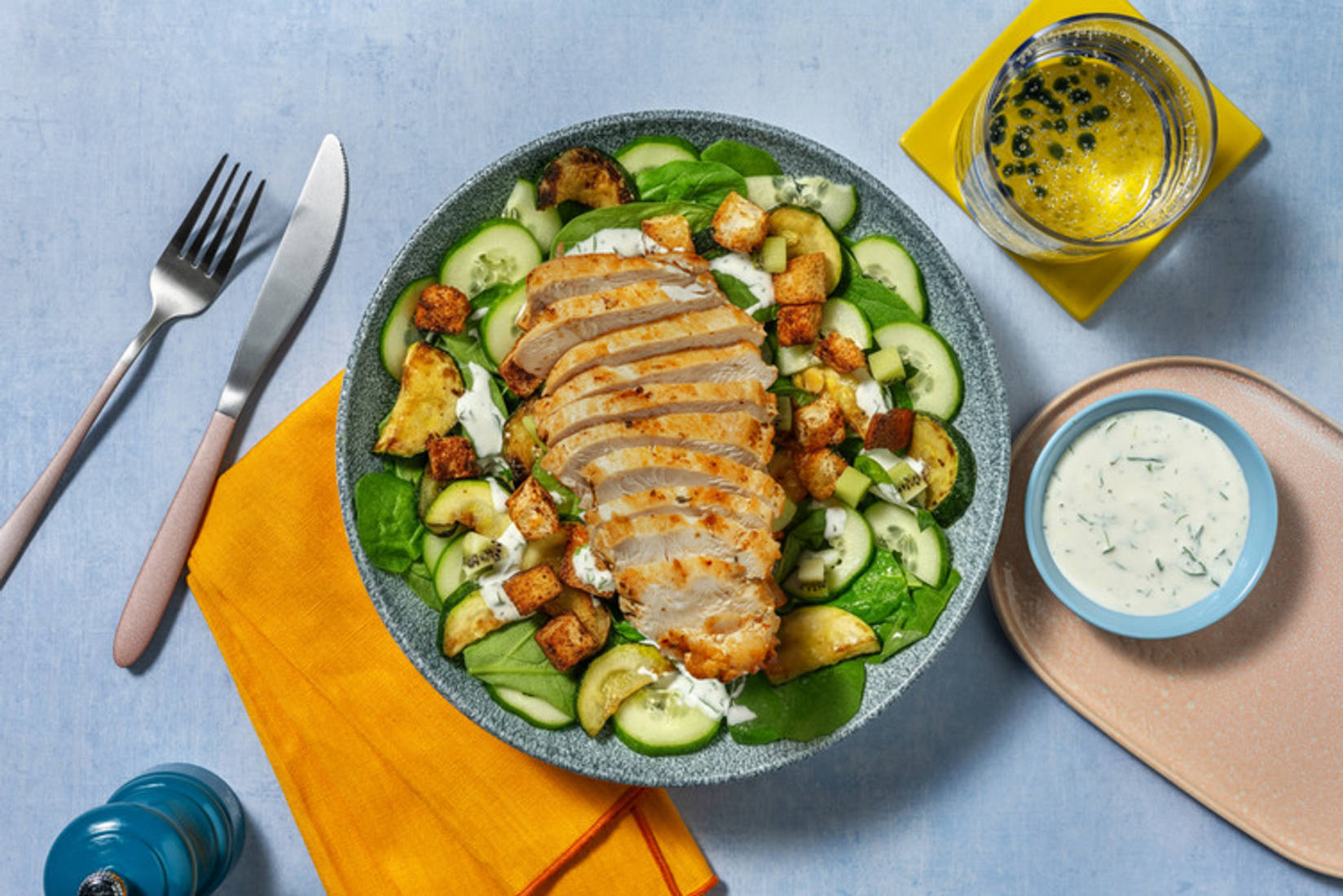 Green Goddess Salad mit Kiwi mit extra Bio-Hähnchen