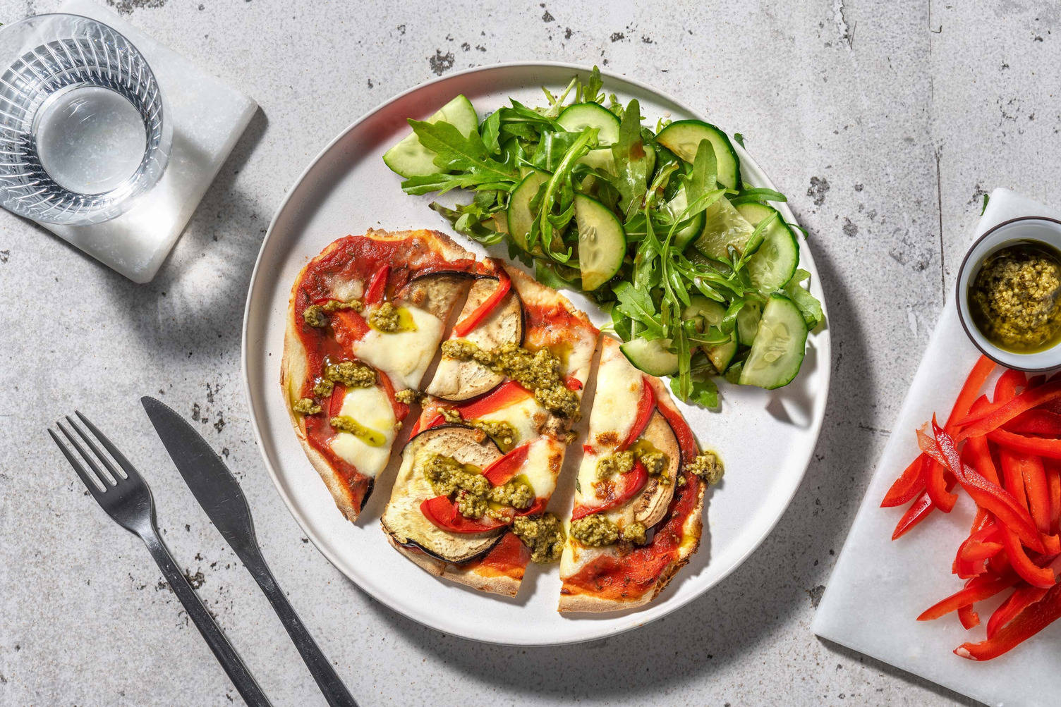 Naanpizza met aubergine en mozzarella