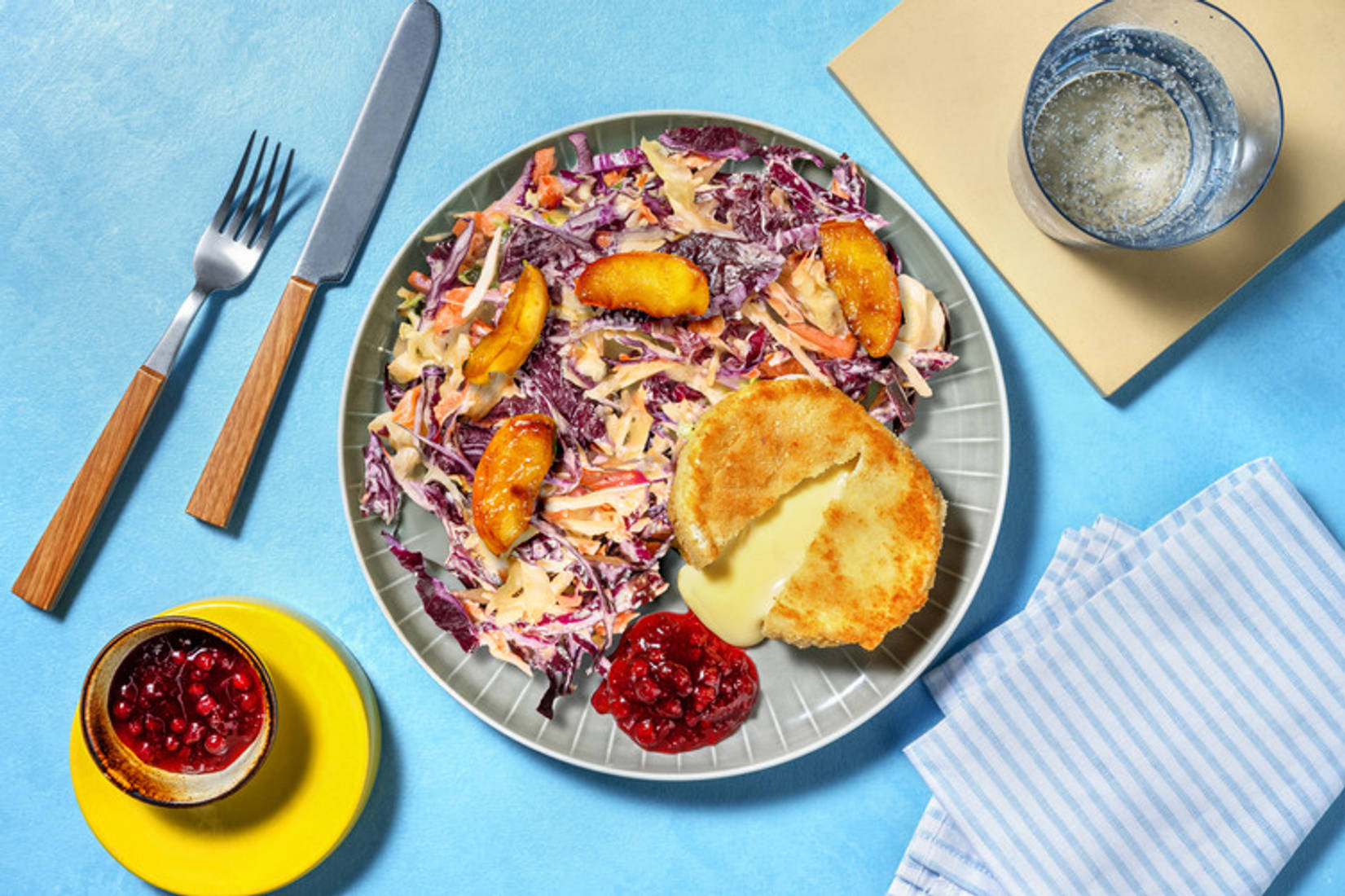 Panierter Camembert mit gebratenem Apfel