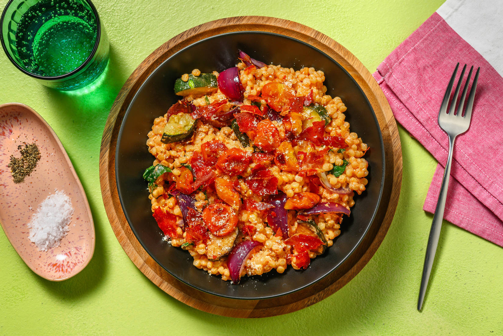 Krispig prosciutto och pärlcouscous med kyckling