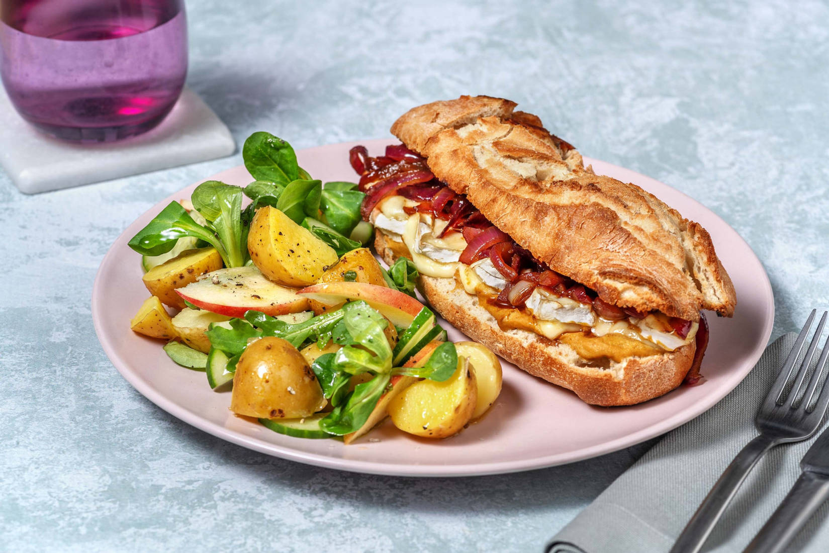 Sandwich au brie et oignon caramélisé