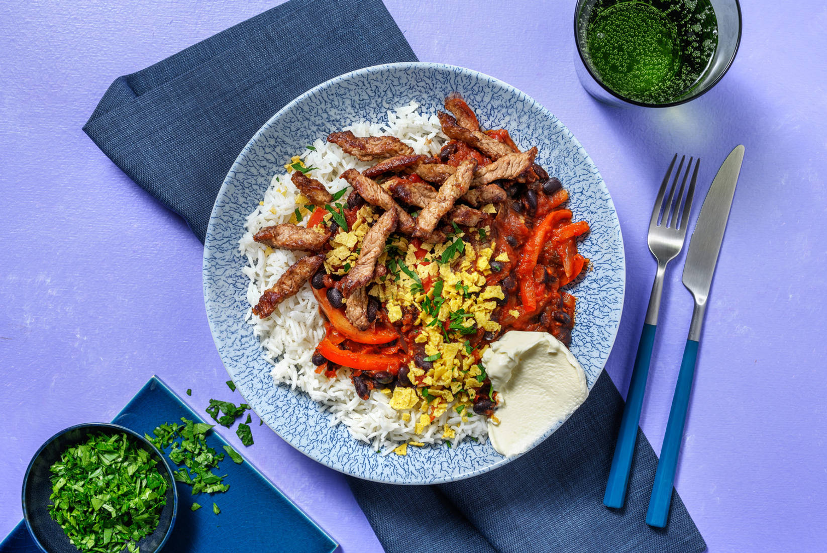 Chipotle-Bohnenpfanne mit Tortilla-Crunch & extra Bio-Schweinefleisch