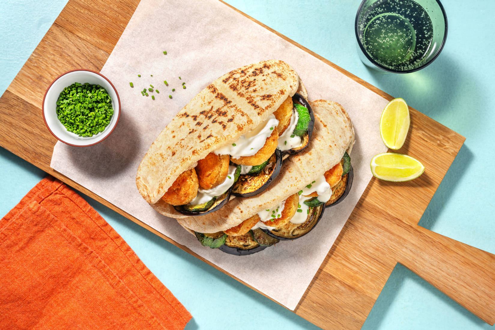 Panino ai falafel e verdure arrosto al lime