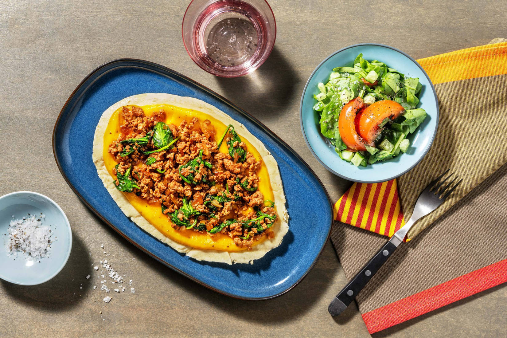 Naanpizza met yazzara, rundergehakt en spinazie