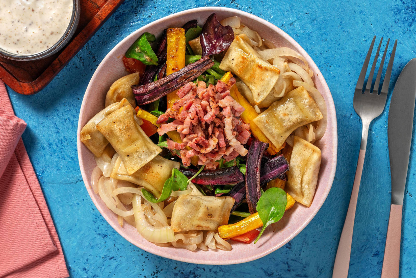 Maultaschen auf Wurzelgemüse-Salat mit extra Bacon