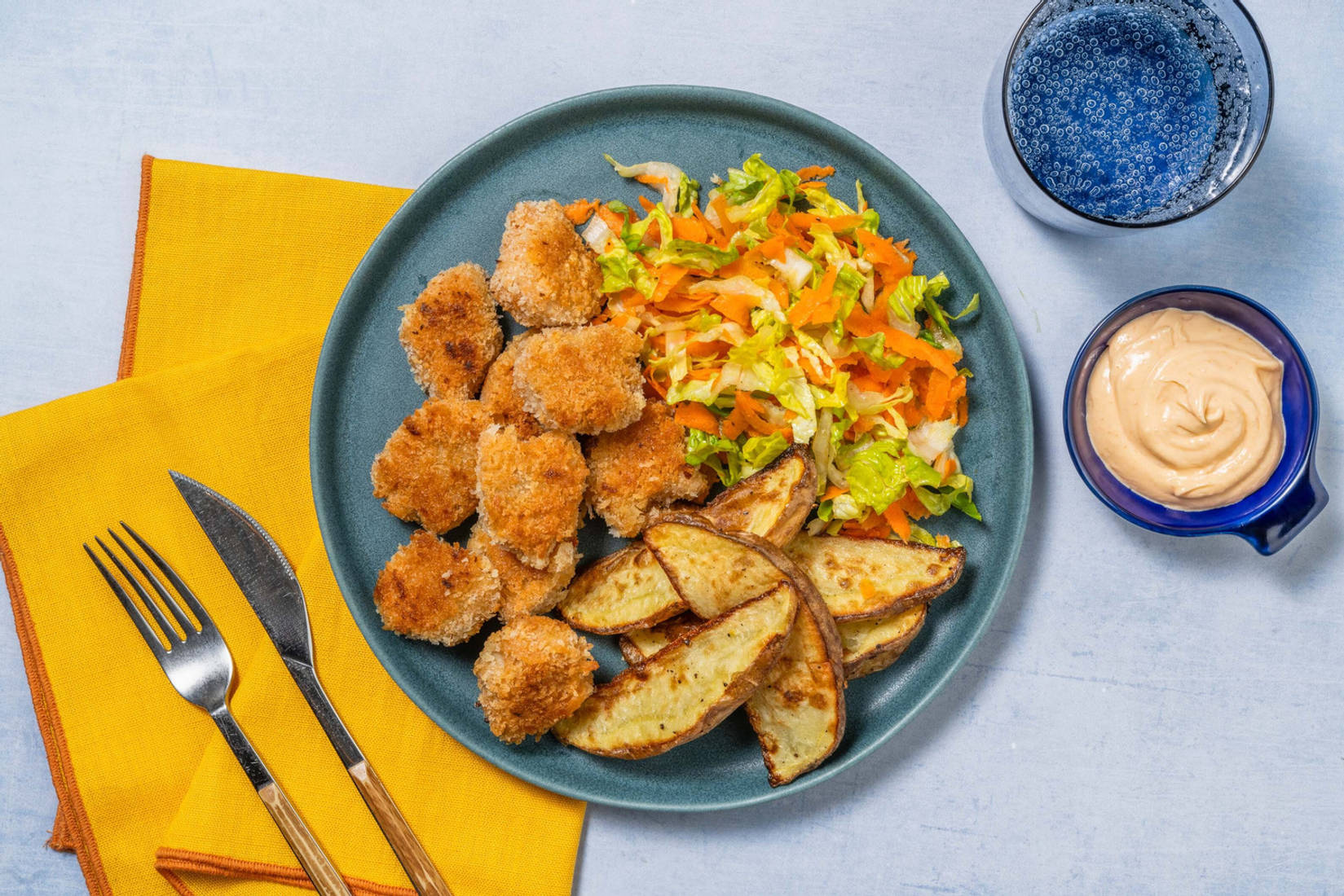 Crispy Bites aus veganen Filetstücken mit Sriracha-Mayo