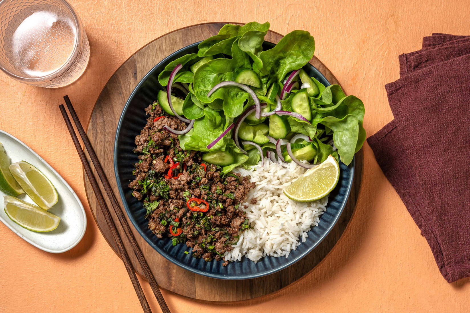 Viande de porc hachée à la vietnamienne avec du riz brun