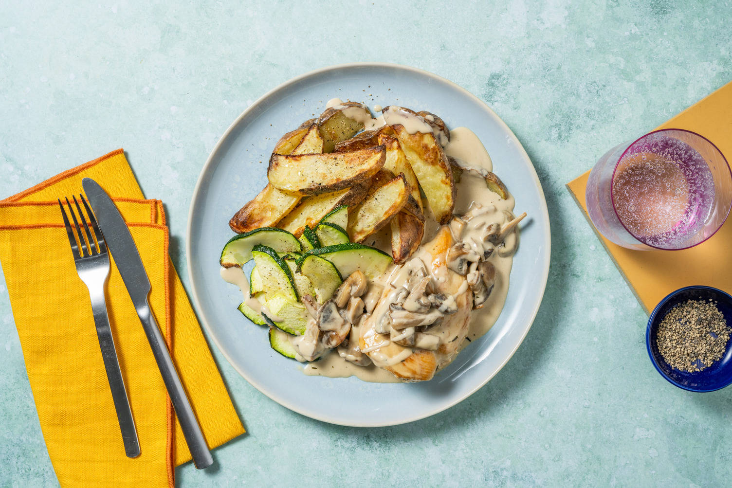 Pollo con salsa cremosa de mostaza y champiñones