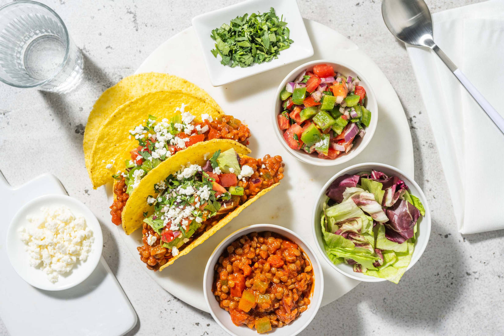 Chili sin carne taco's met paprikasalsa