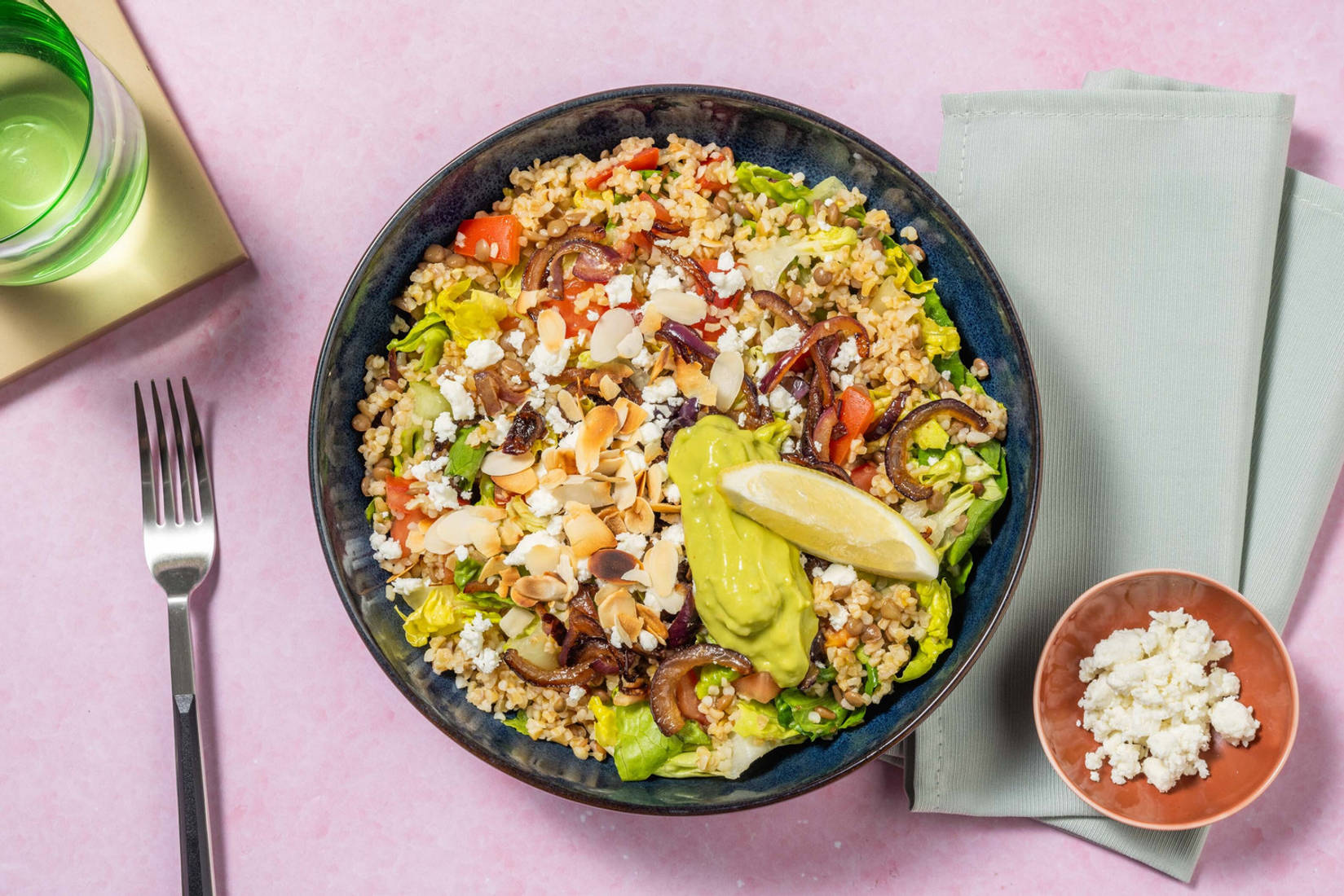 Salade tiède de lentilles et boulgour avec un dip d'avocat et de la feta