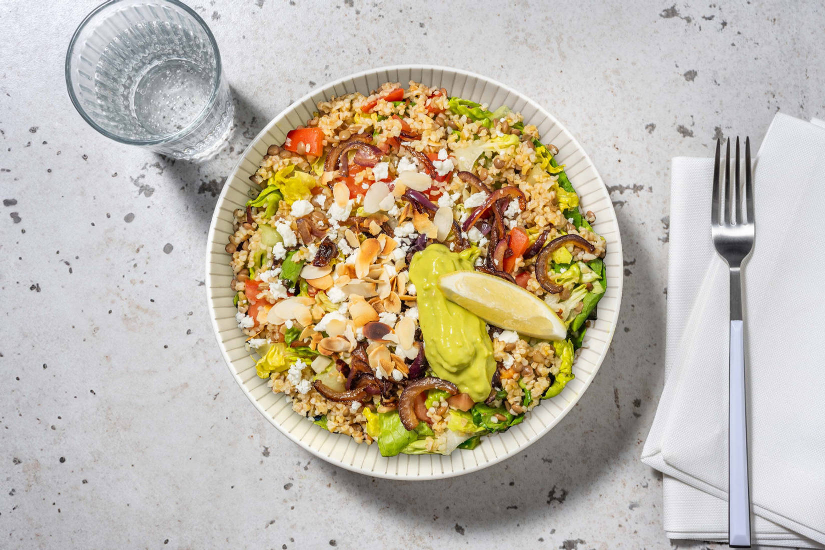 Salade tiède de lentilles et boulgour avec dip d'avocat et feta