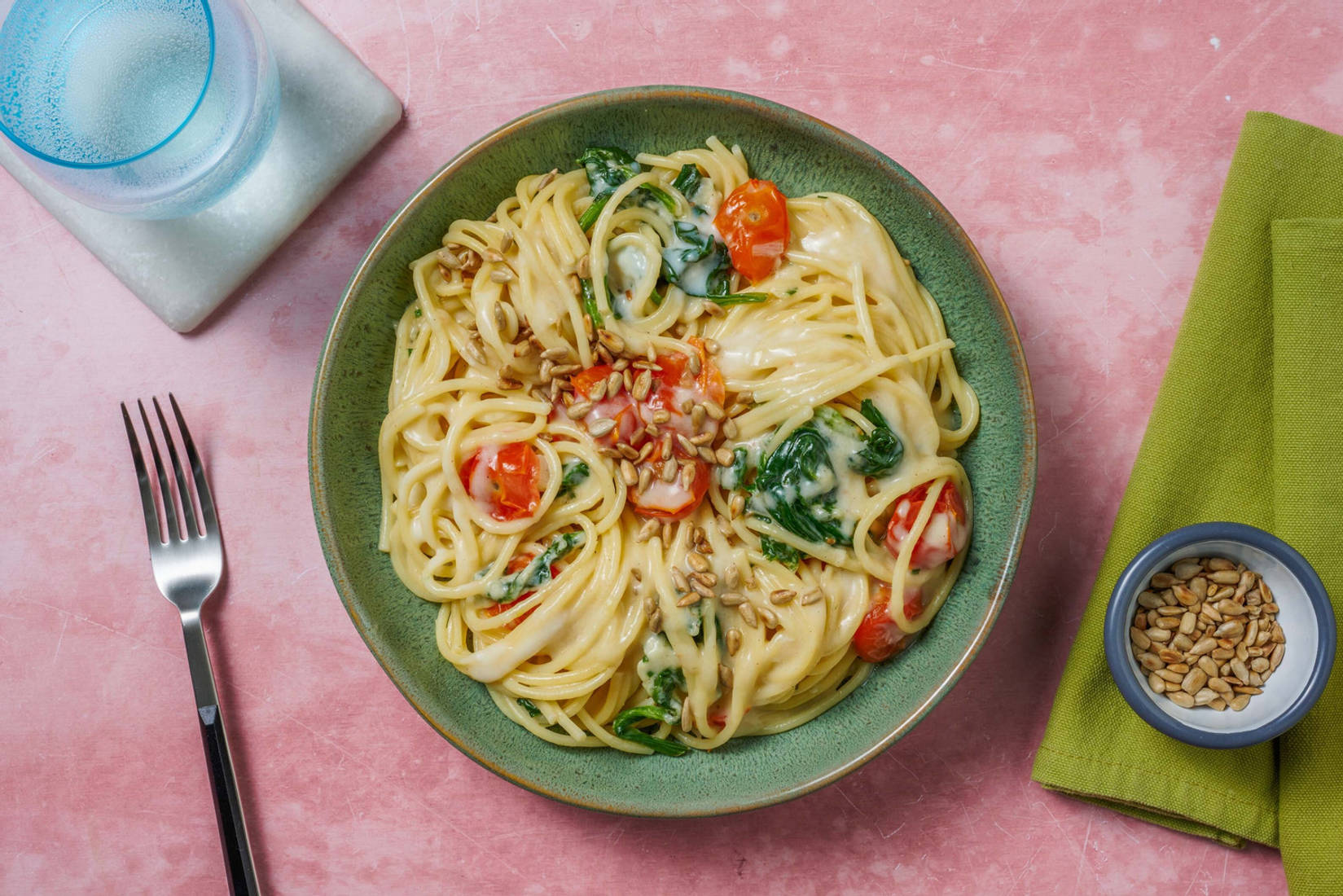 Popeye-Spaghetti mit Mozzarella-Konfetti 