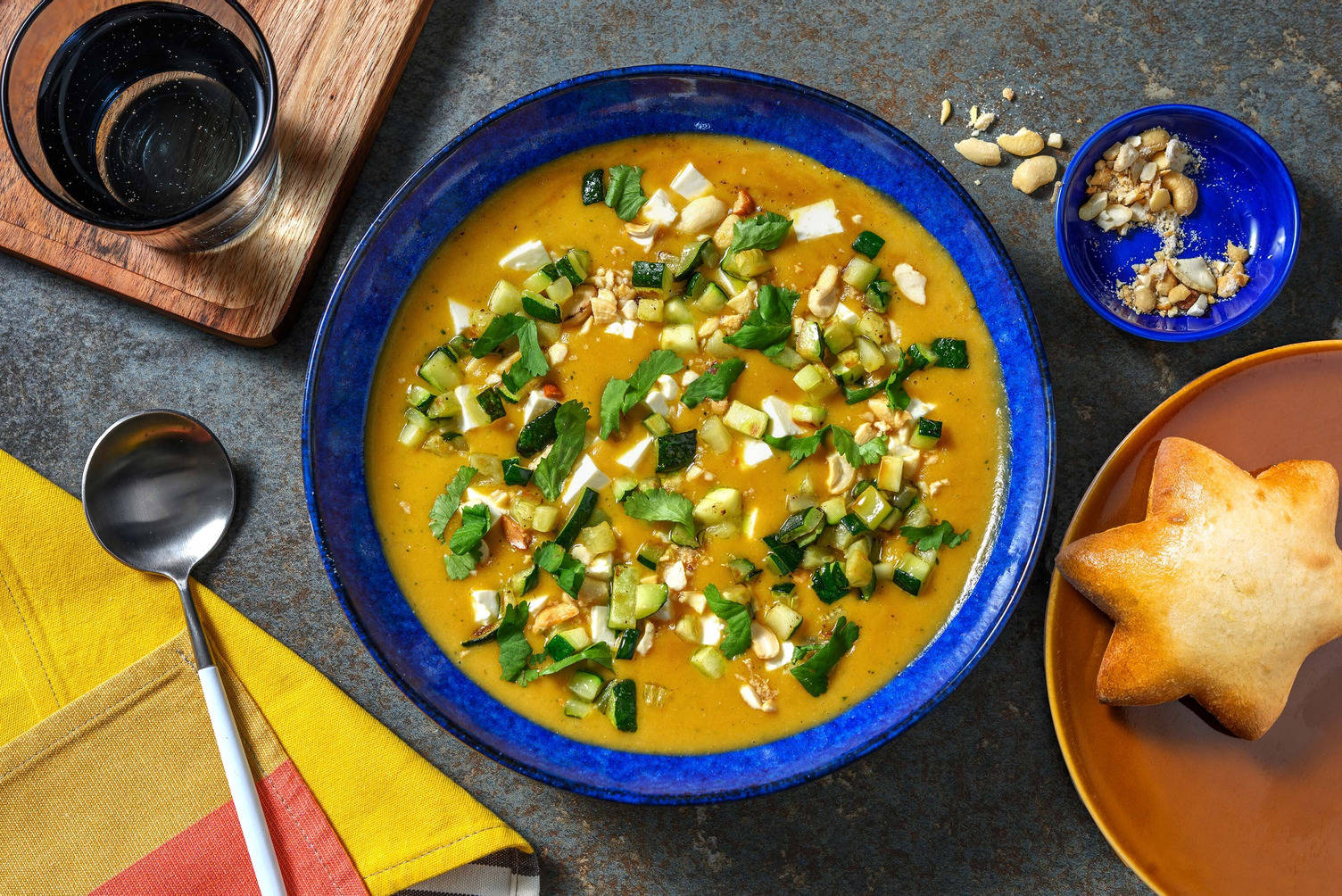 Soupe de patate douce garnie de fromage à la grecque