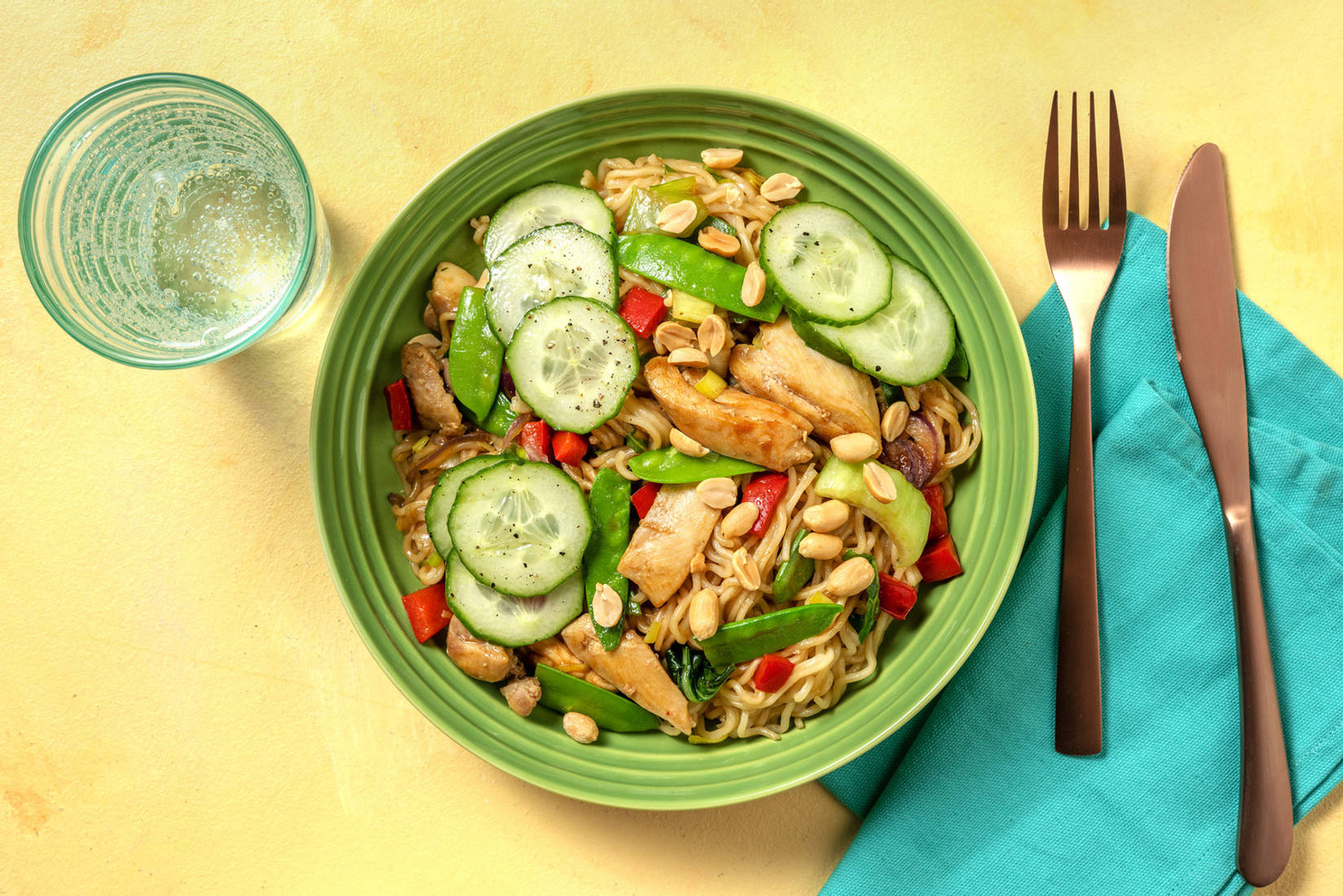 Nouilles au wok aux émincés de poulet en sauce teriyaki