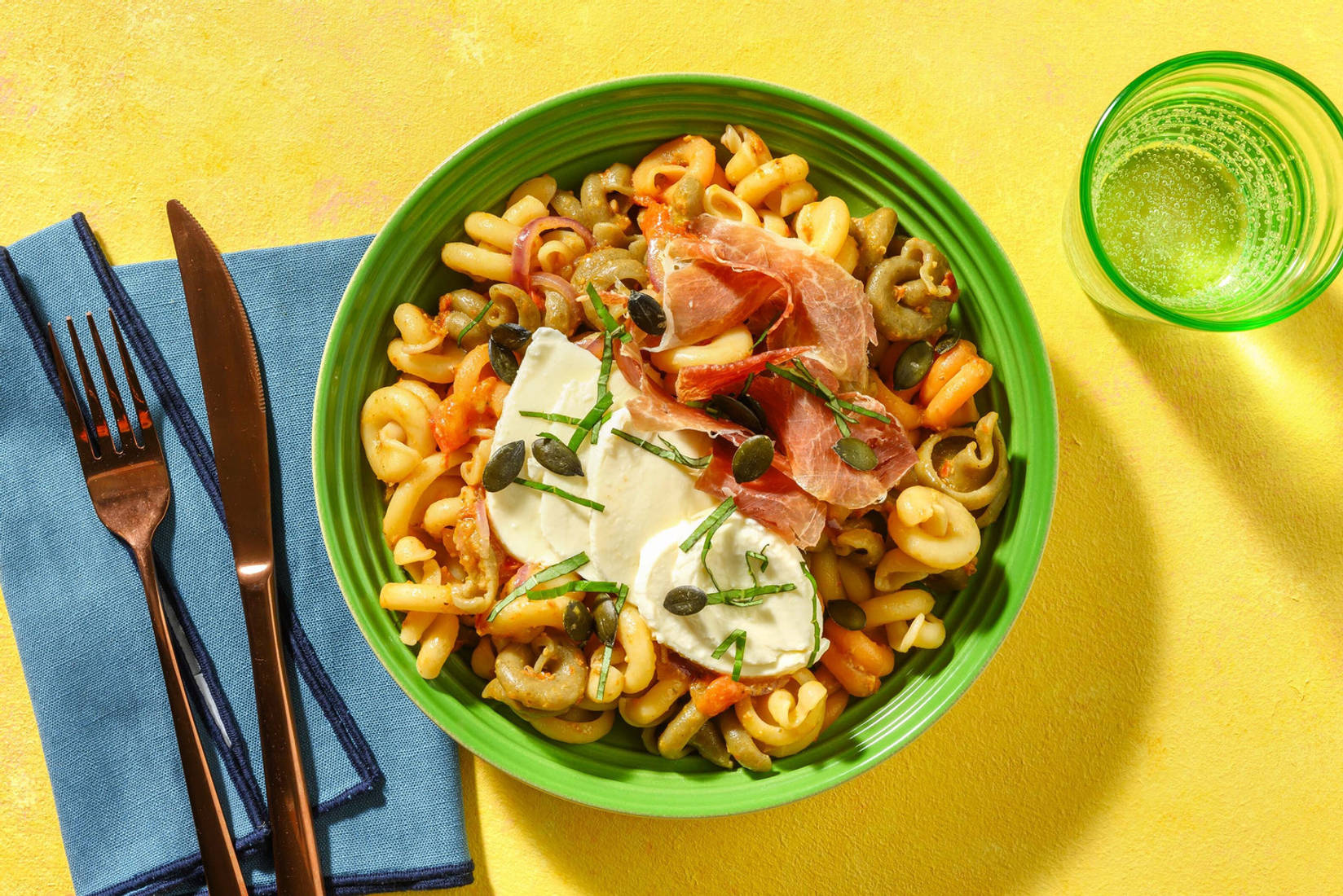 Pasta caprese met serranoham