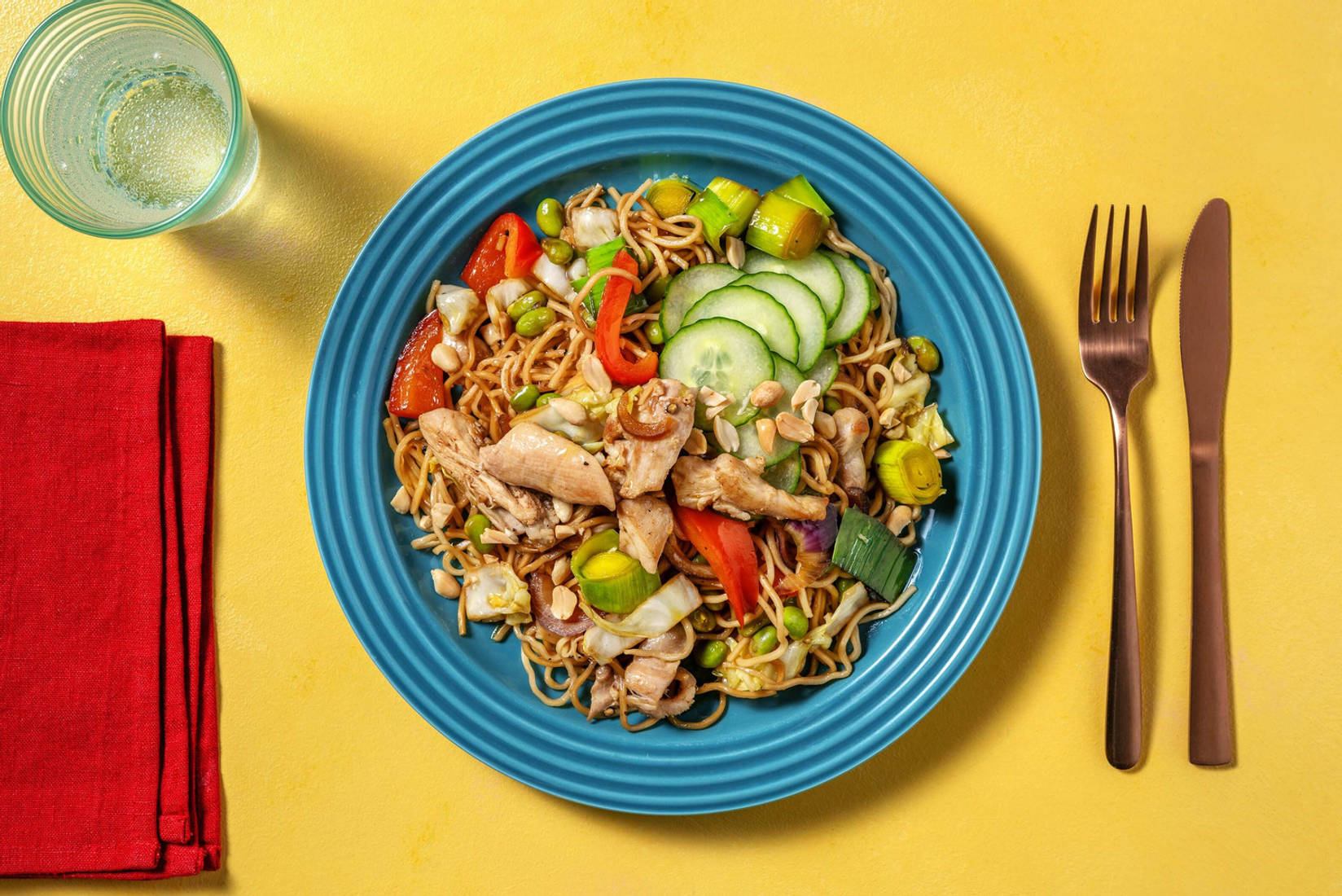 Nouilles au wok aux émincés de poulet en sauce teriyaki