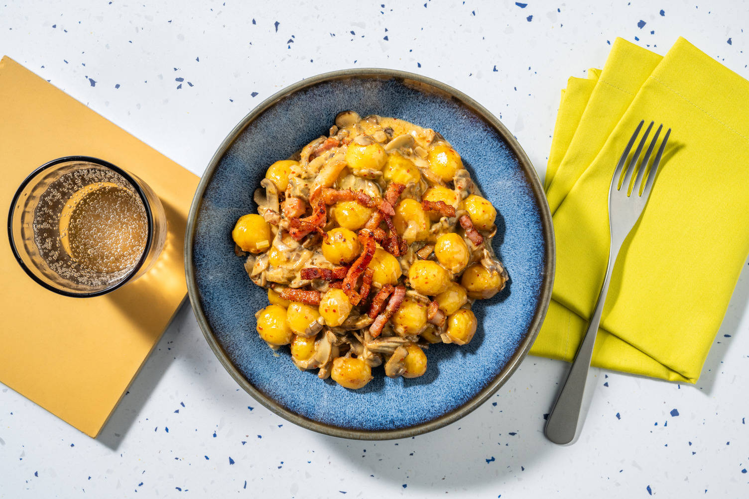 Gnocchis en salsa cremosa de harissa y bacon