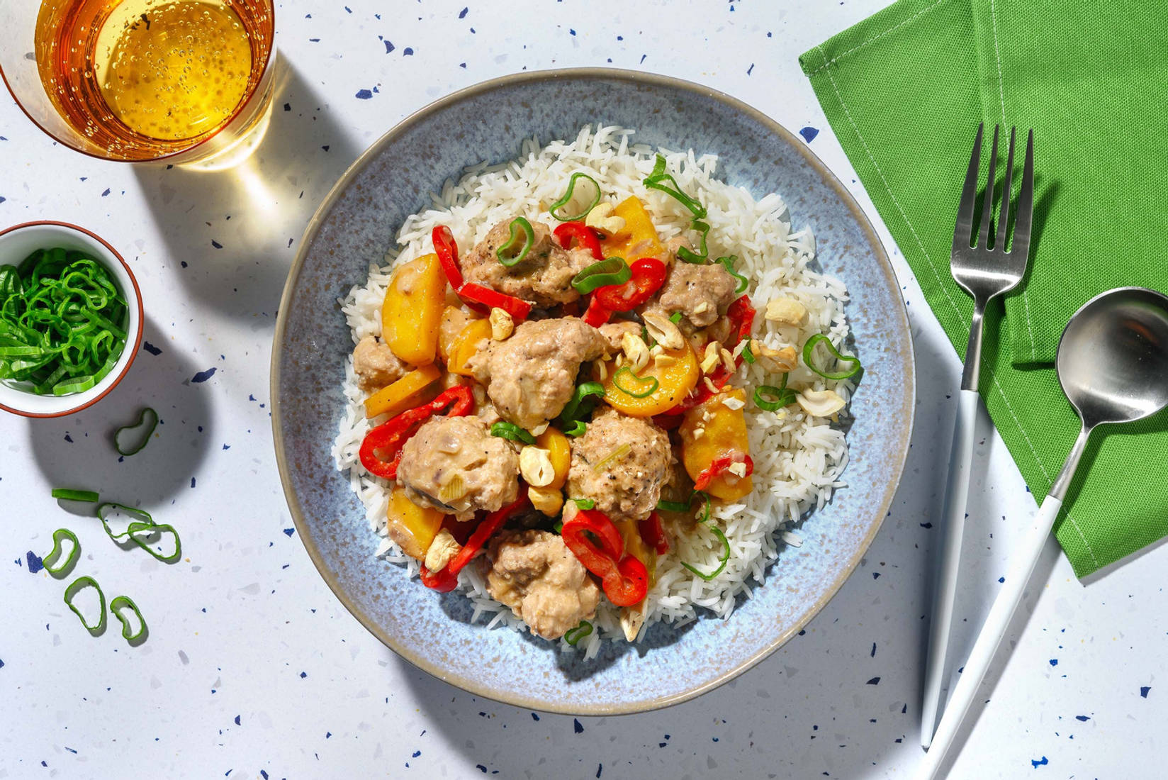 Milde curry met kipgehaktballetjes