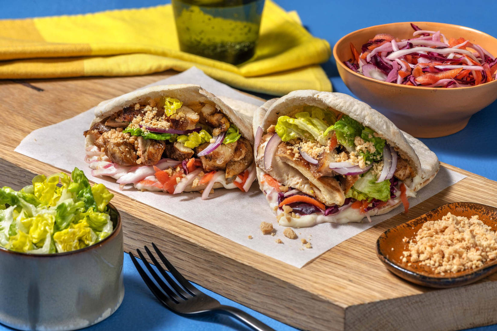 Pita au poulet à l'oriental, little gem et mélange de chou & carotte