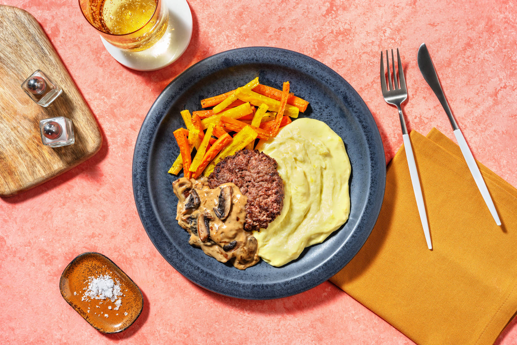 Hamburger met portobello-roomsaus