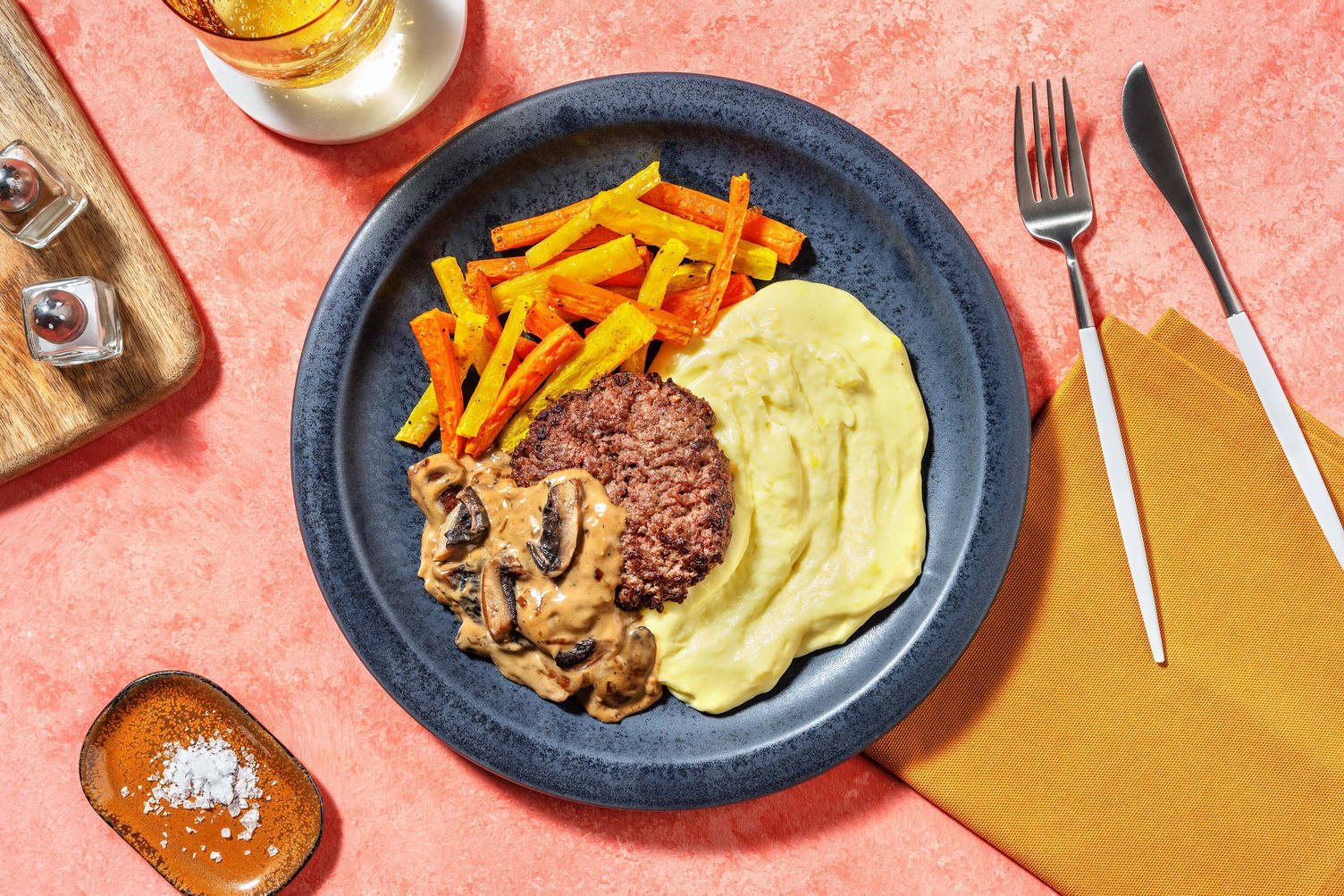 Hamburger met portobello-roomsaus