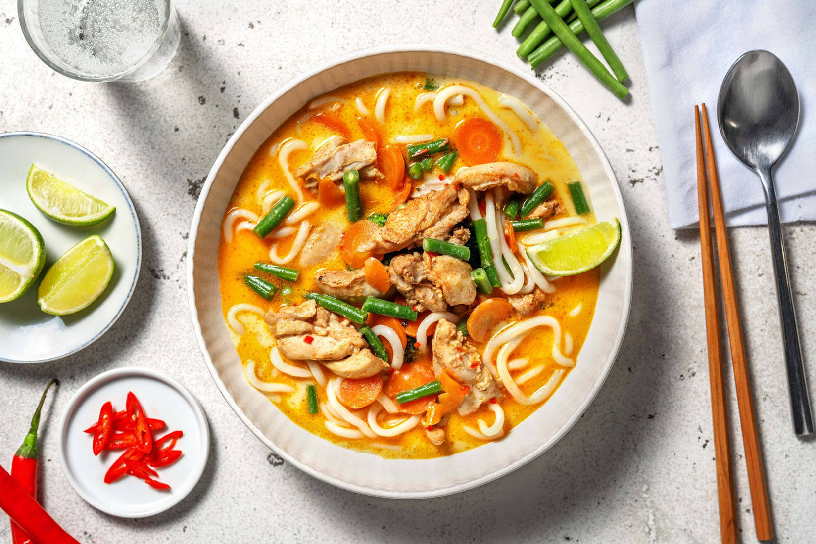 Kippensoep met noedels in kruidige kokosbouillon