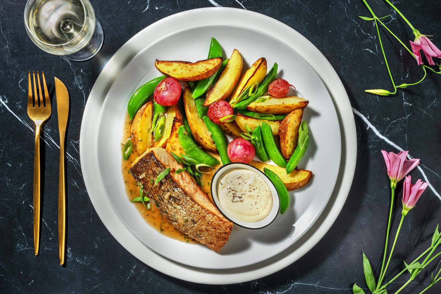 Stekt lax i citron- och smörsås