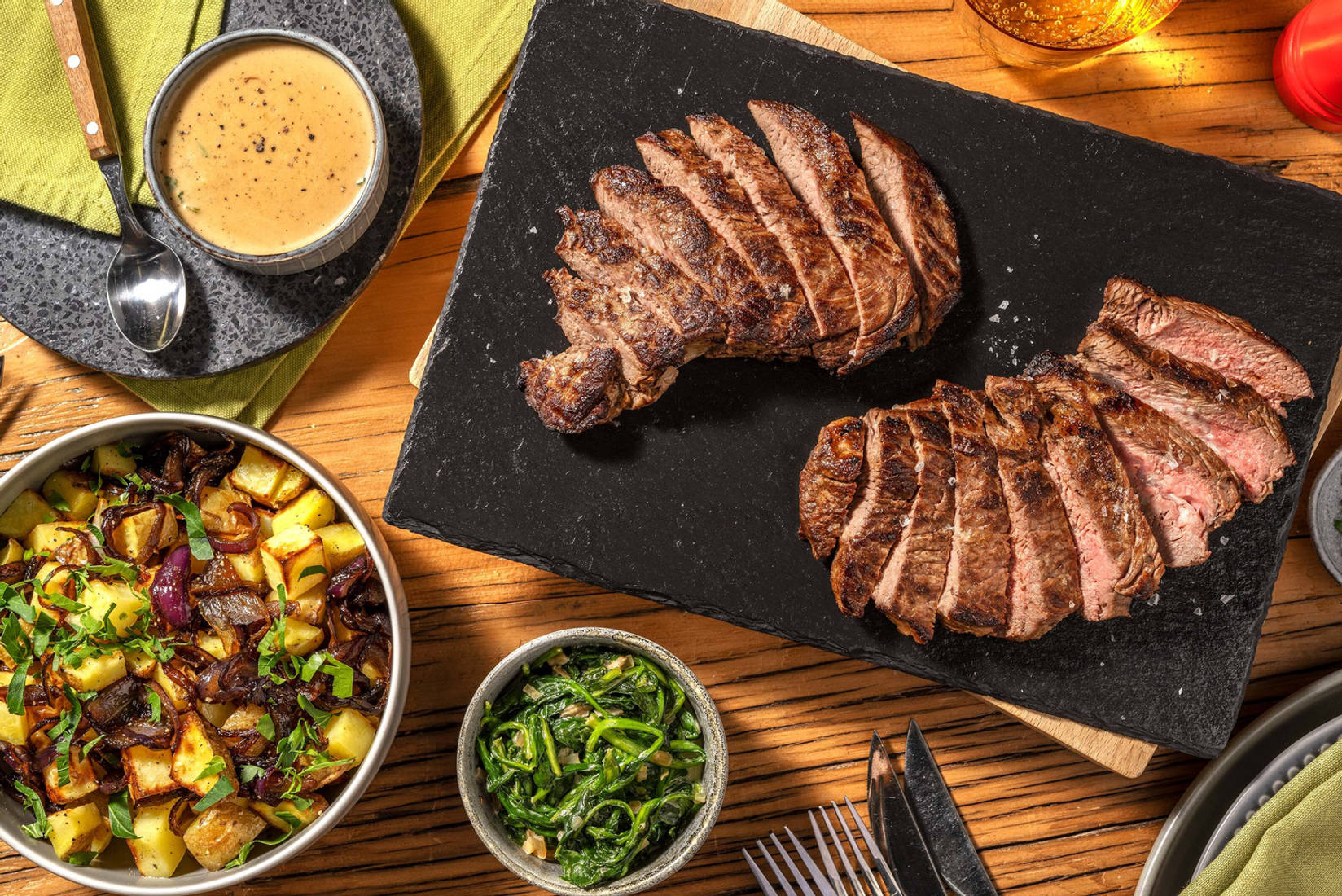 Stekt biff og kremet spinatsaus