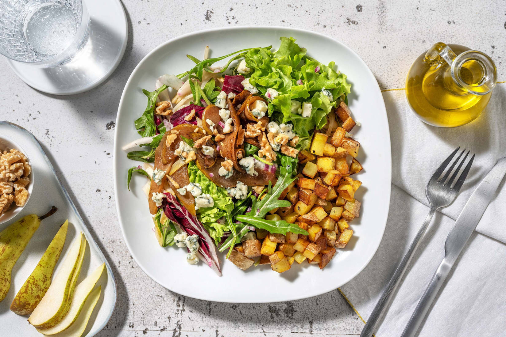 Salade met peer, pittige blauwe kaas en walnoot