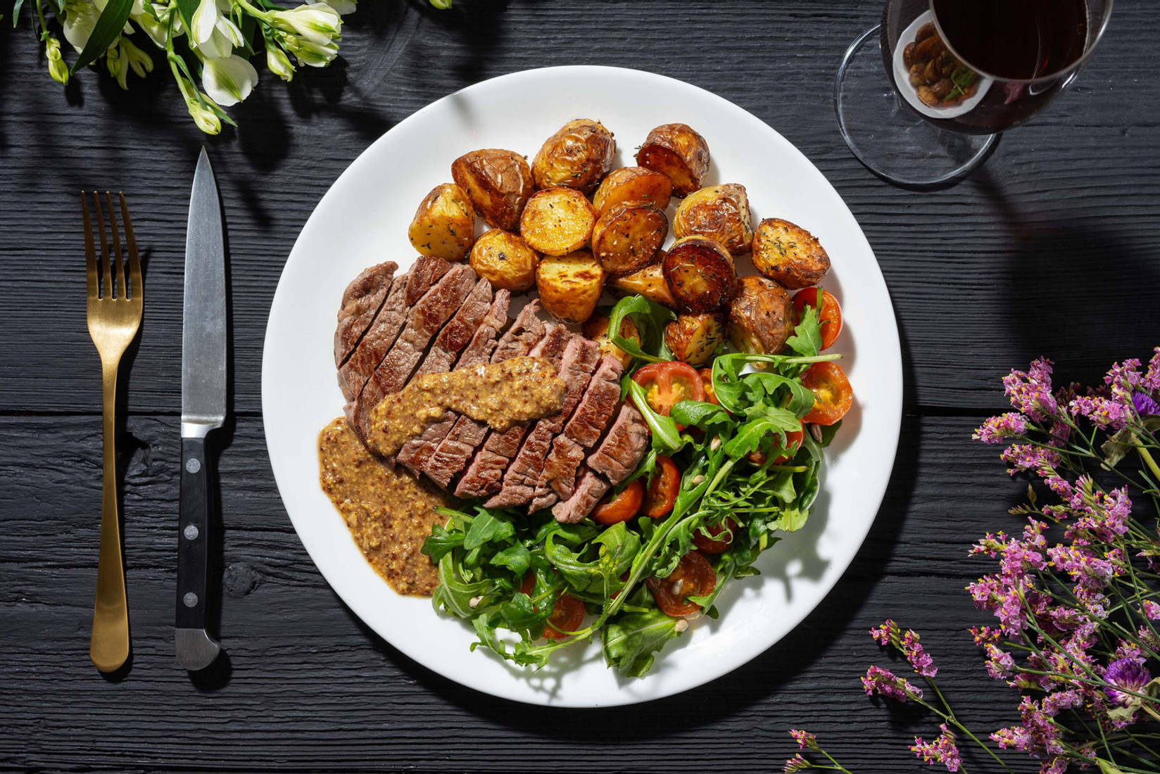 Stekt biff og kremet sennepssaus