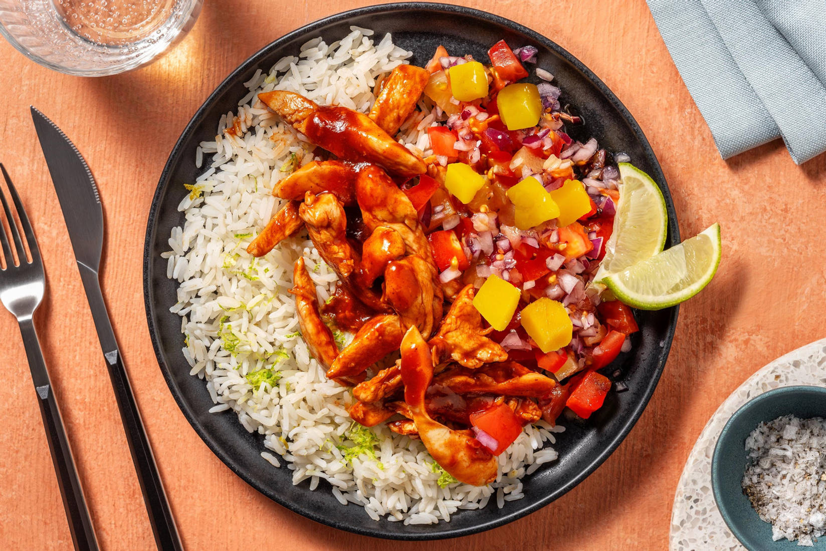 Hawaii Bowl mit veganem BBQ Filetstücken auf Reis