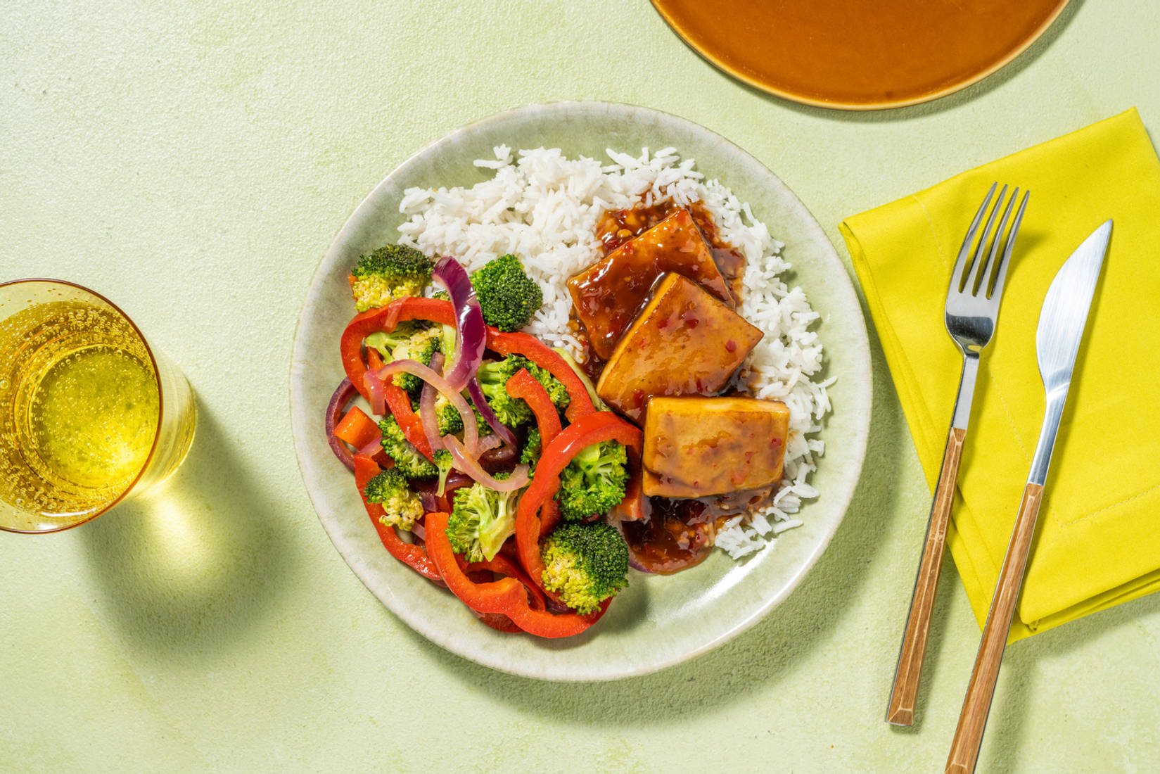 Tofu laqué, légumes sautés & sauce hoisin