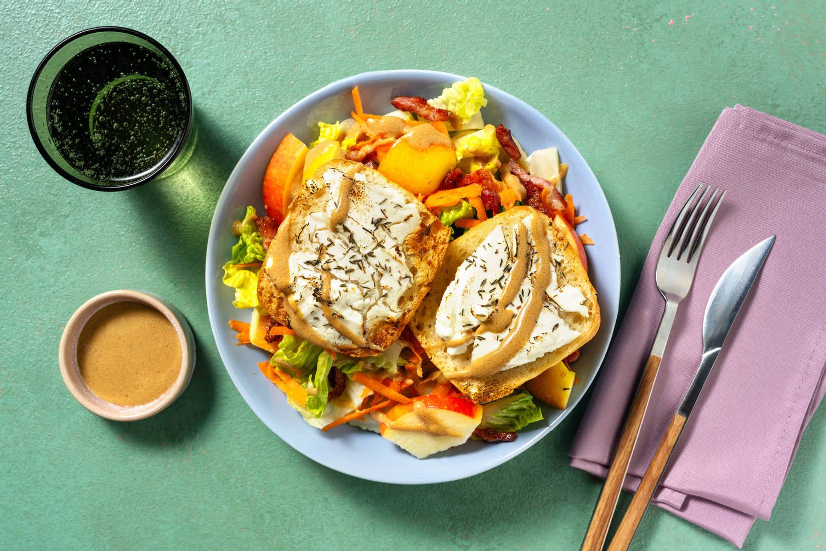 Salade chèvre chaud, pain aux noix & lardons