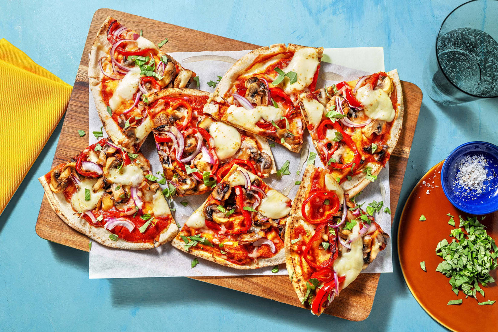 Platbroodpizza's met champignons en mozzarella