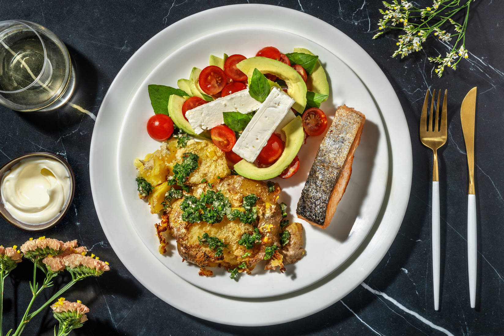 Balsamicoglaseret laks og avocadosalat