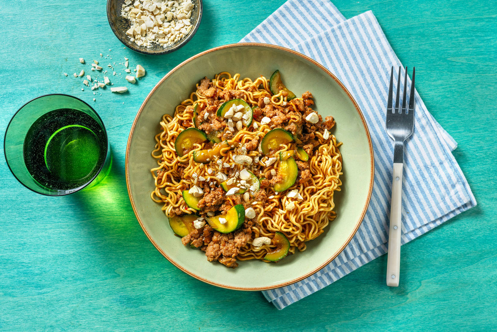 Noedels met kipgehakt en Aziatische saus