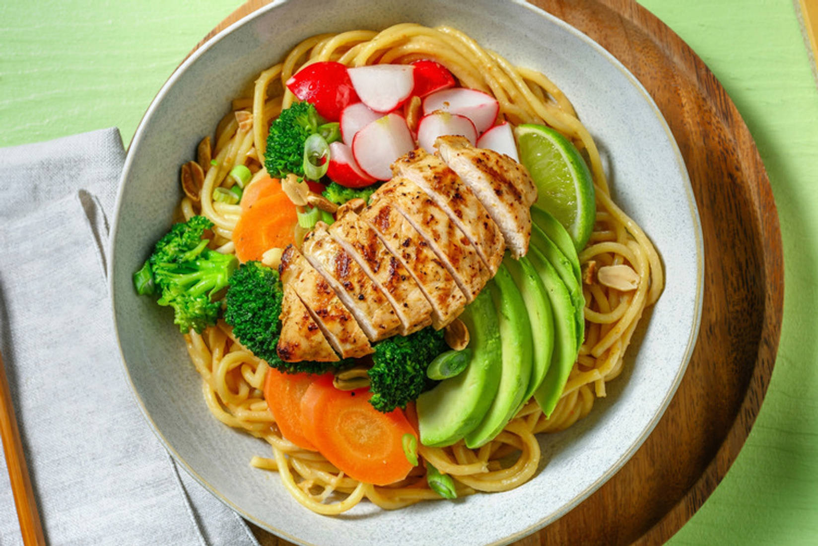 Miso Sesame Noodle Bowl mit extra Bio-Hähnchen